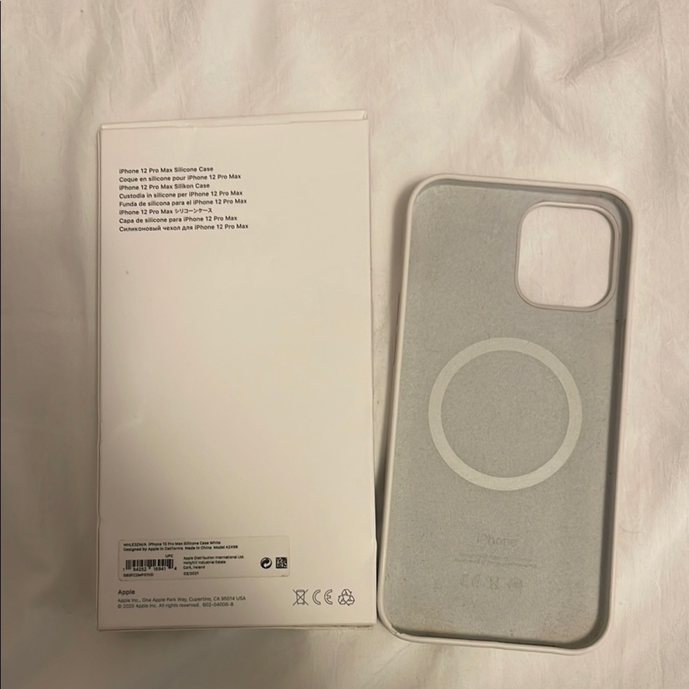 Assorted IPhone 12 Pro Max cases - Picture 4 of 4